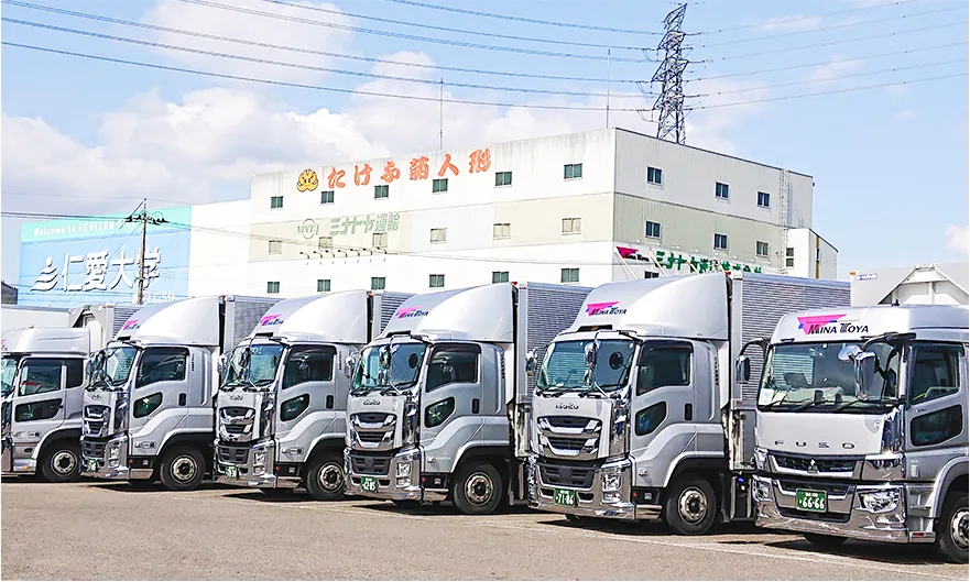 ミナトヤ運輸のトラックが並ぶ様子