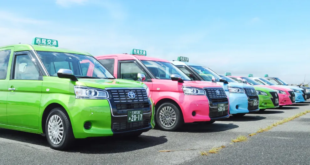西尾交通のタクシーが並ぶ様子