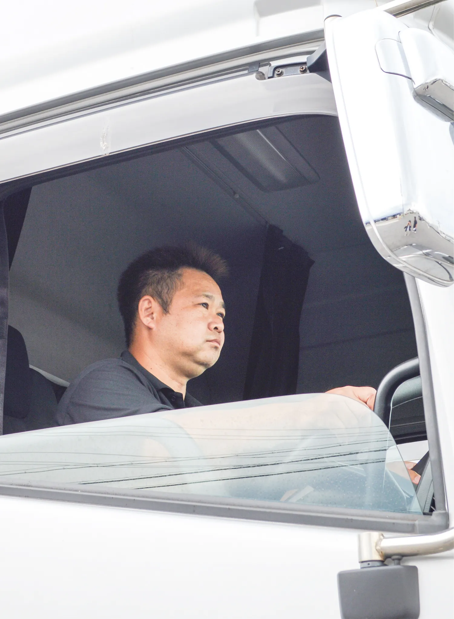 黒川商事のトラックドライバーが運転する様子