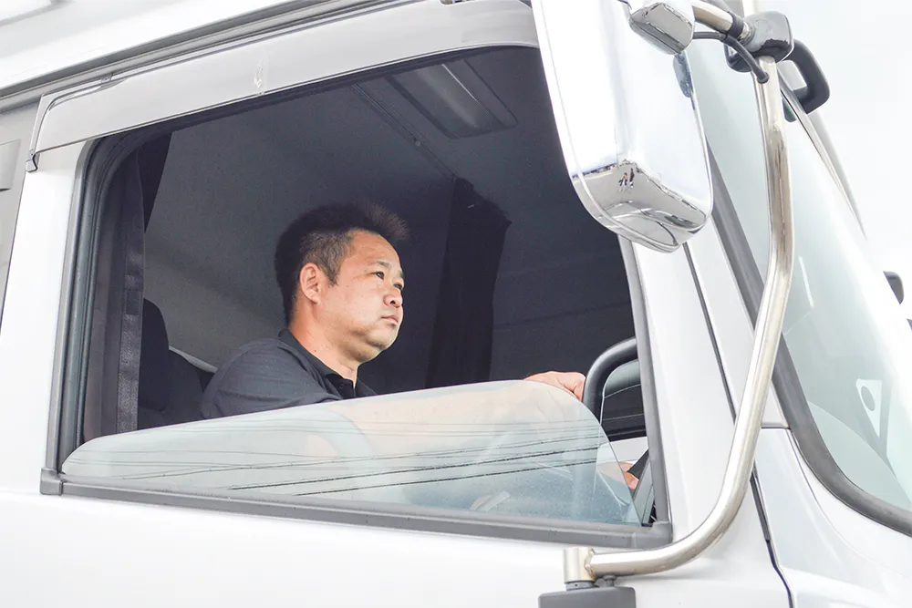 黒川商事のトラックドライバーが運転する様子